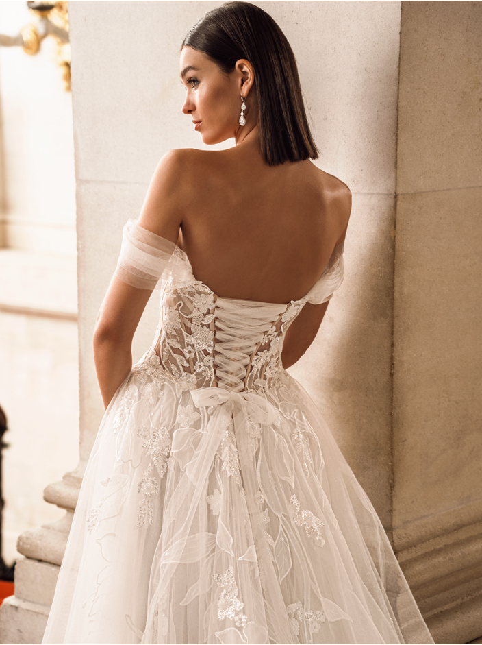 Megan - Brautkleid mit Carmenträgern, Spitze und Schlitz – Bild 4