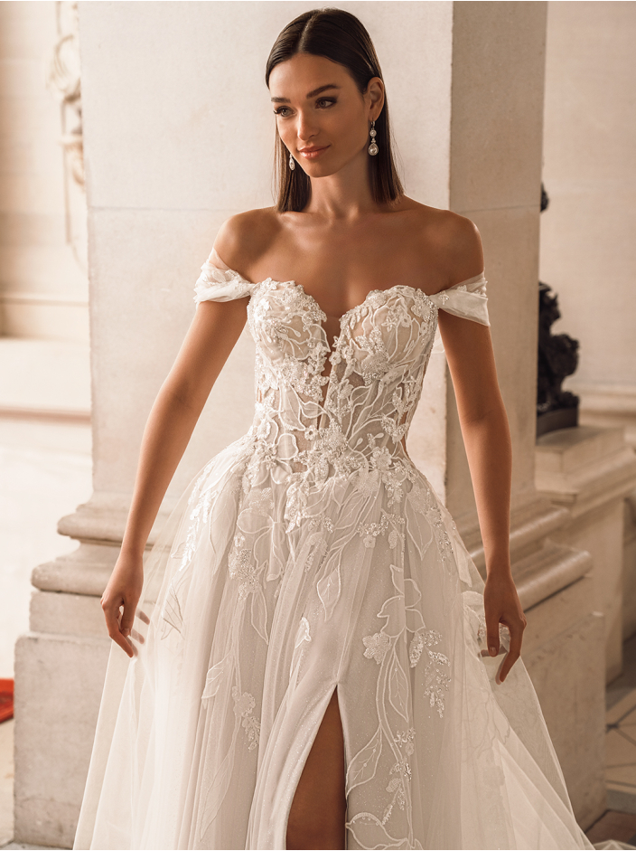 Megan - Brautkleid mit Carmenträgern, Spitze und Schlitz – Bild 3
