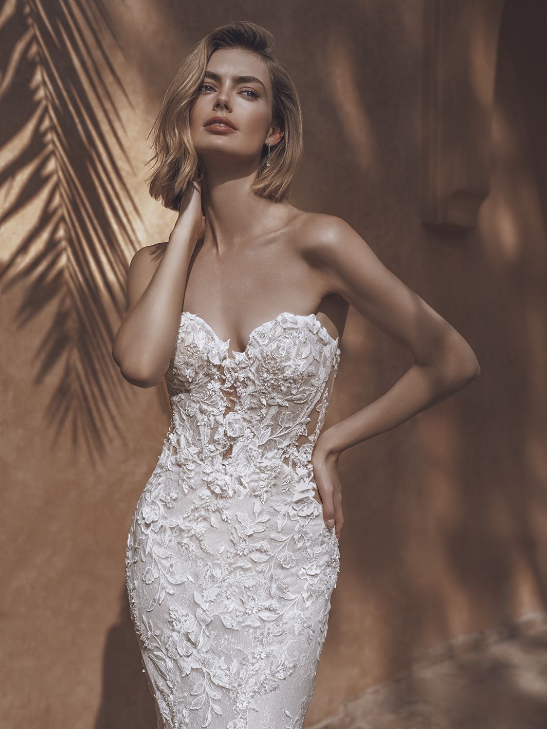 Roya - Figurbetontes Brautkleid mit viel Spitze und langer Schleppe – Bild 4