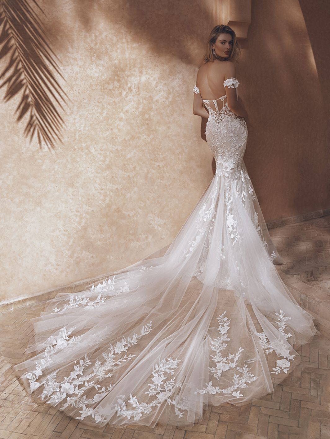 Roya - Figurbetontes Brautkleid mit viel Spitze und langer Schleppe – Bild 3