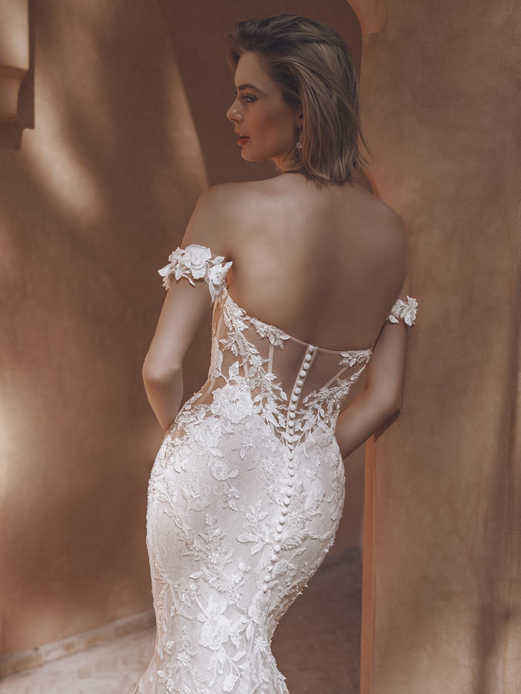Roya - Figurbetontes Brautkleid mit viel Spitze und langer Schleppe – Bild 5