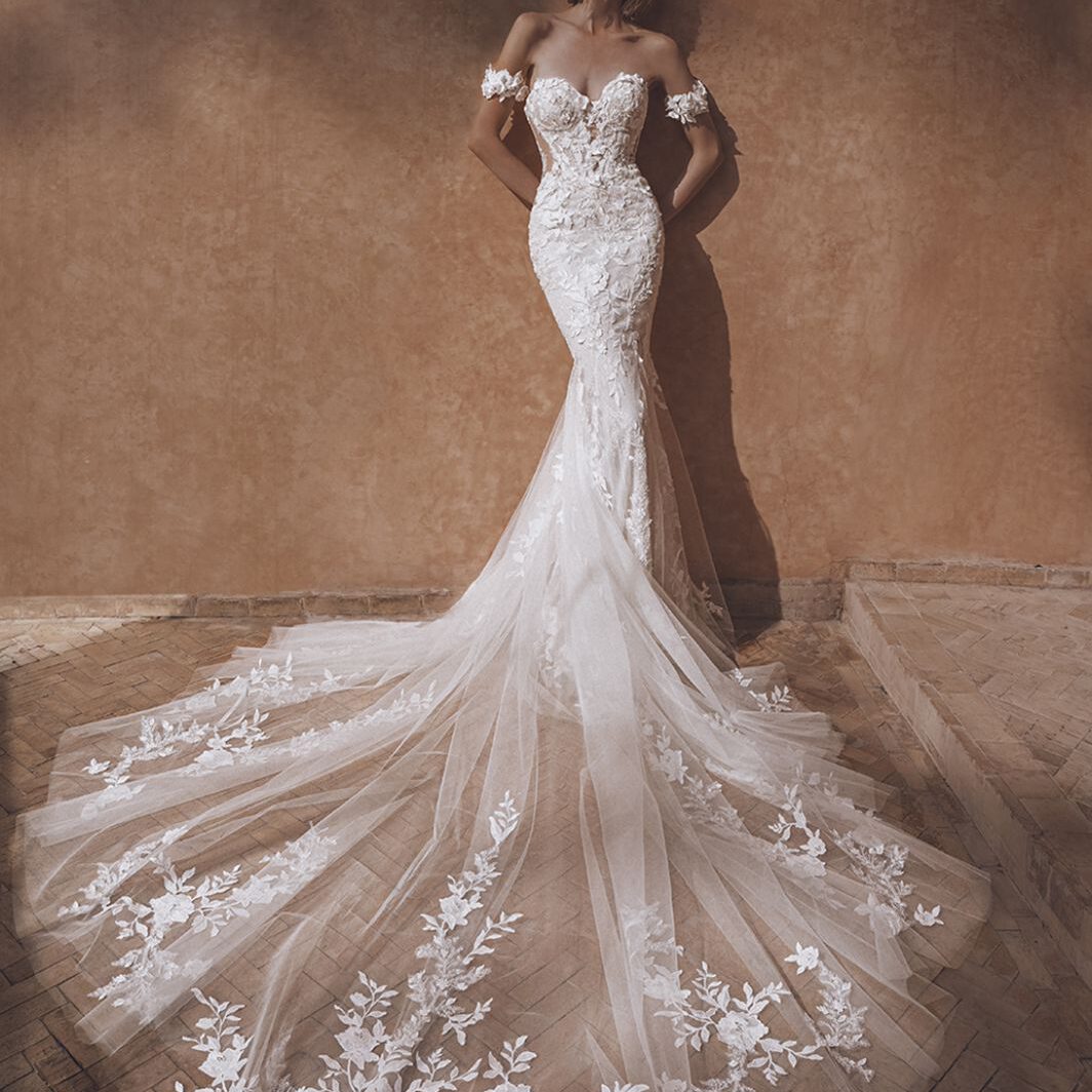 Roya - Figurbetontes Brautkleid mit viel Spitze und langer Schleppe