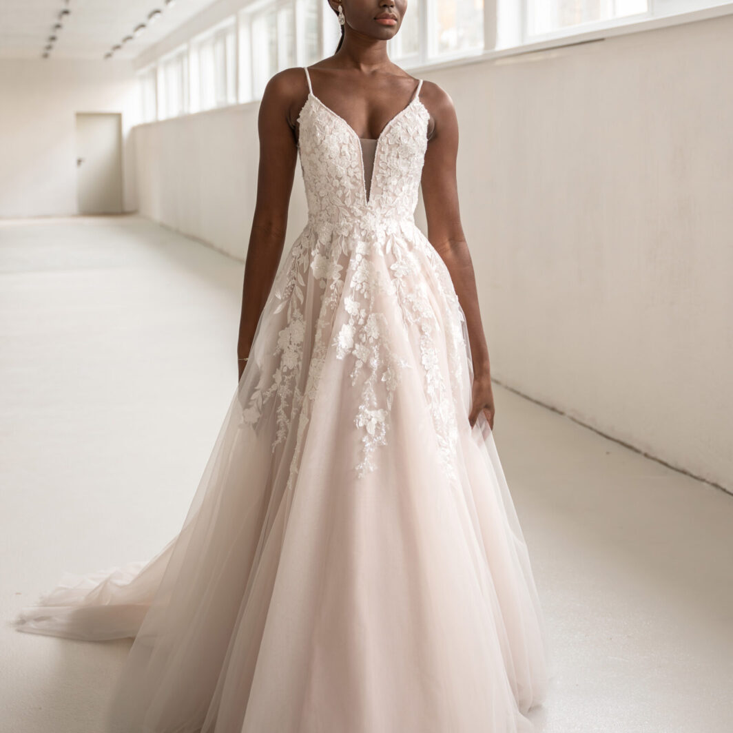 Nuria - A-Linie mit V-Ausschnitt, Spitze und Spaghettiträgern