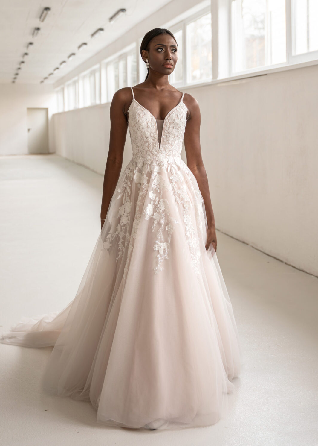 Nuria - A-Linie mit V-Ausschnitt, Spitze und Spaghettiträgern