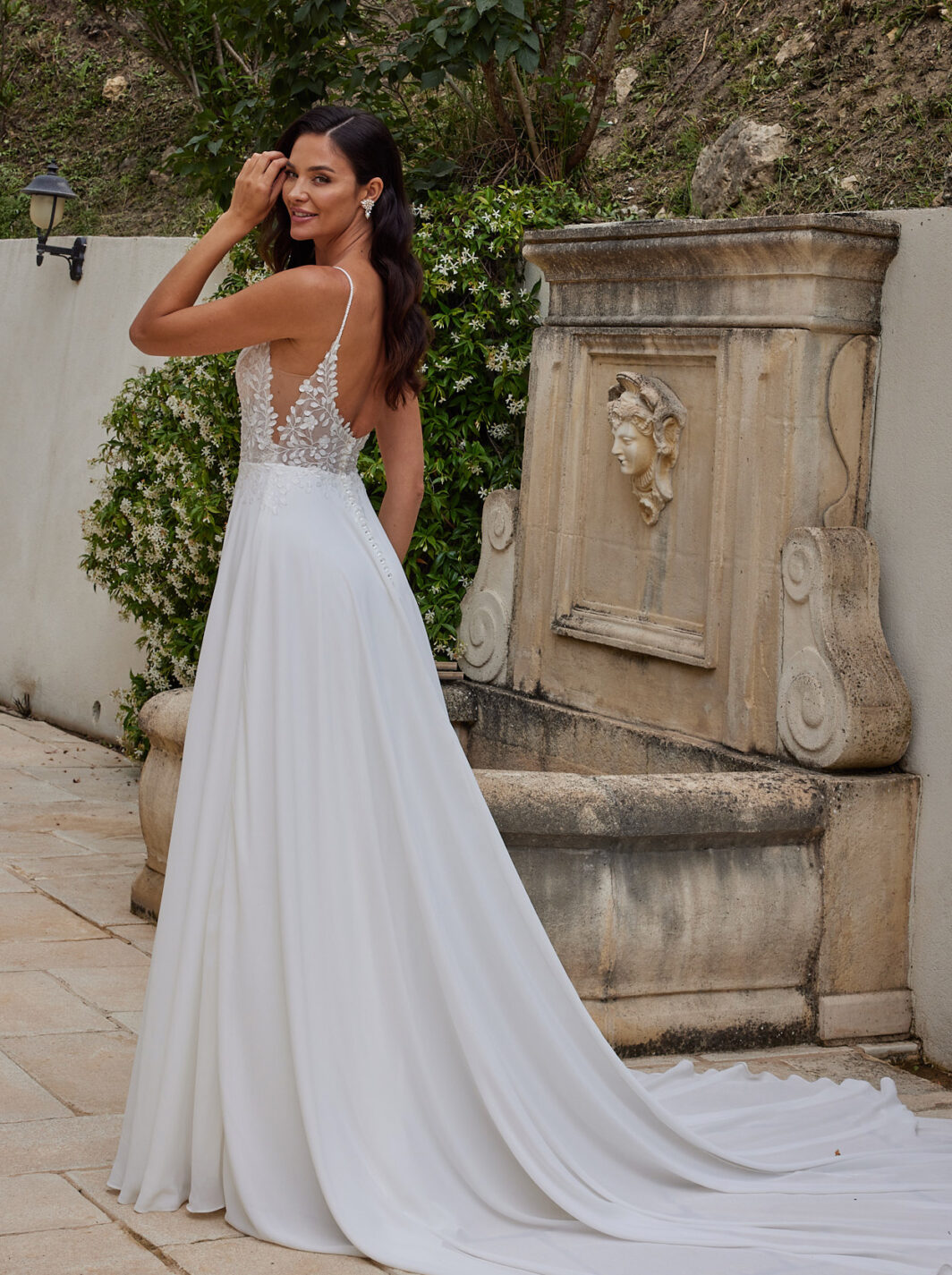 Phia - leichtes Brautkleid mit Blätterspitze, Cut Outs und Spaghettiträgern – Bild 3