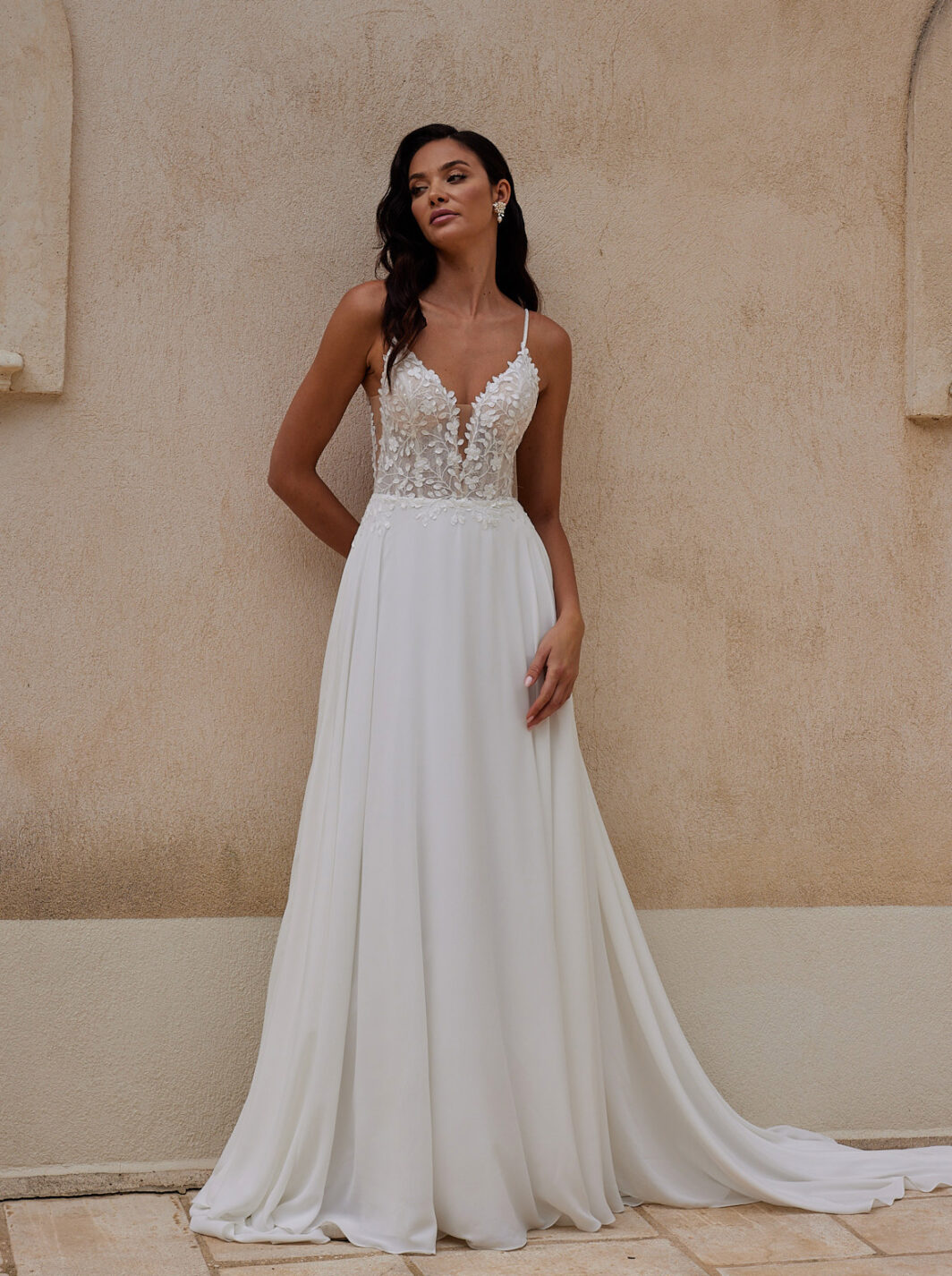 Phia - leichtes Brautkleid mit Blätterspitze, Cut Outs und Spaghettiträgern
