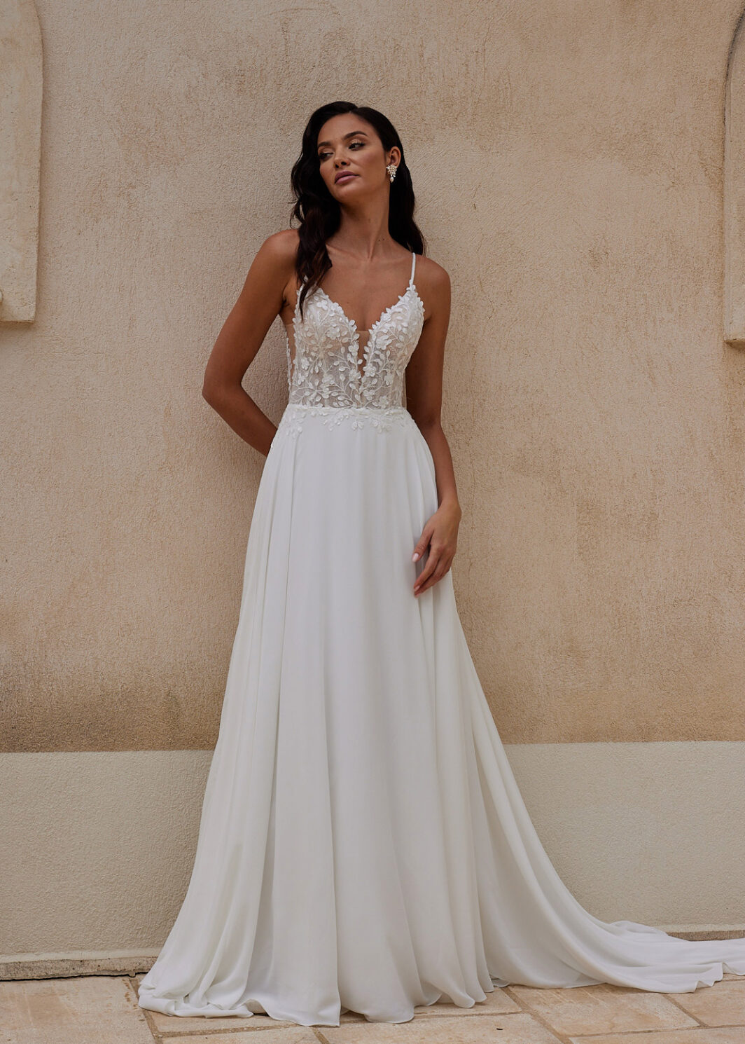 Phia - Brautkleid mit Blätterspitze, Cut Outs und Spaghettiträgern