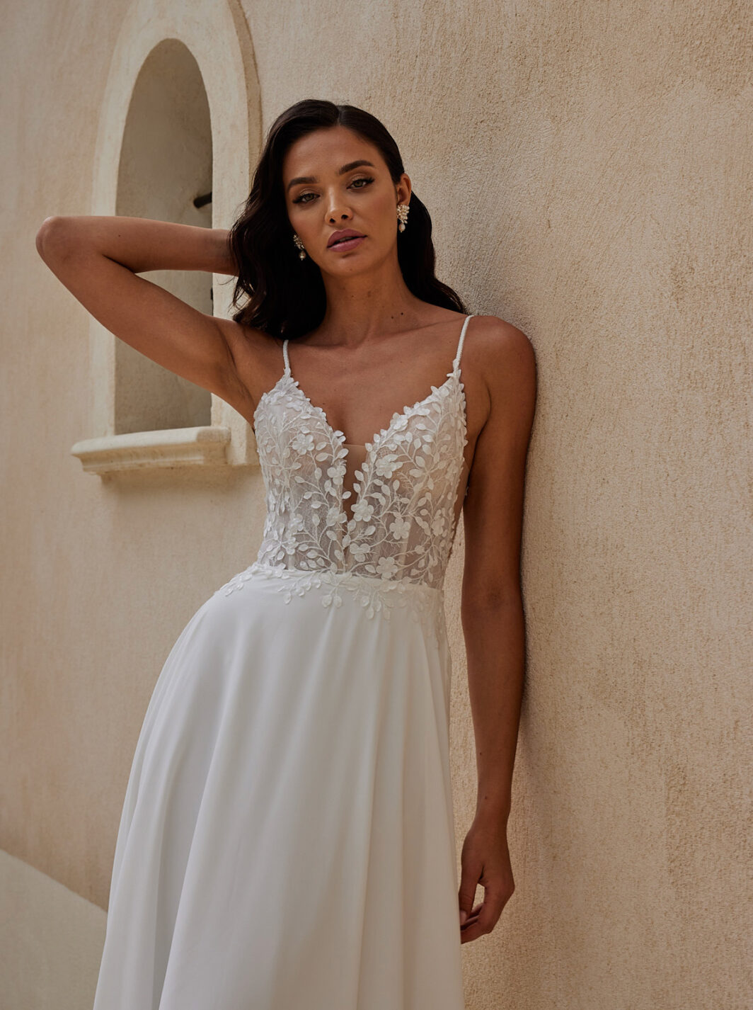 Phia - leichtes Brautkleid mit Blätterspitze, Cut Outs und Spaghettiträgern – Bild 2