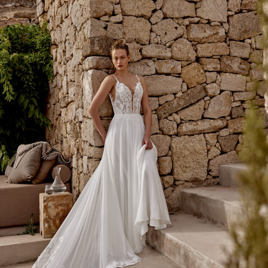 Yara - Fließendes Brautkleid mit tiefem V-Ausschnitt und Spitze auf der Schleppe