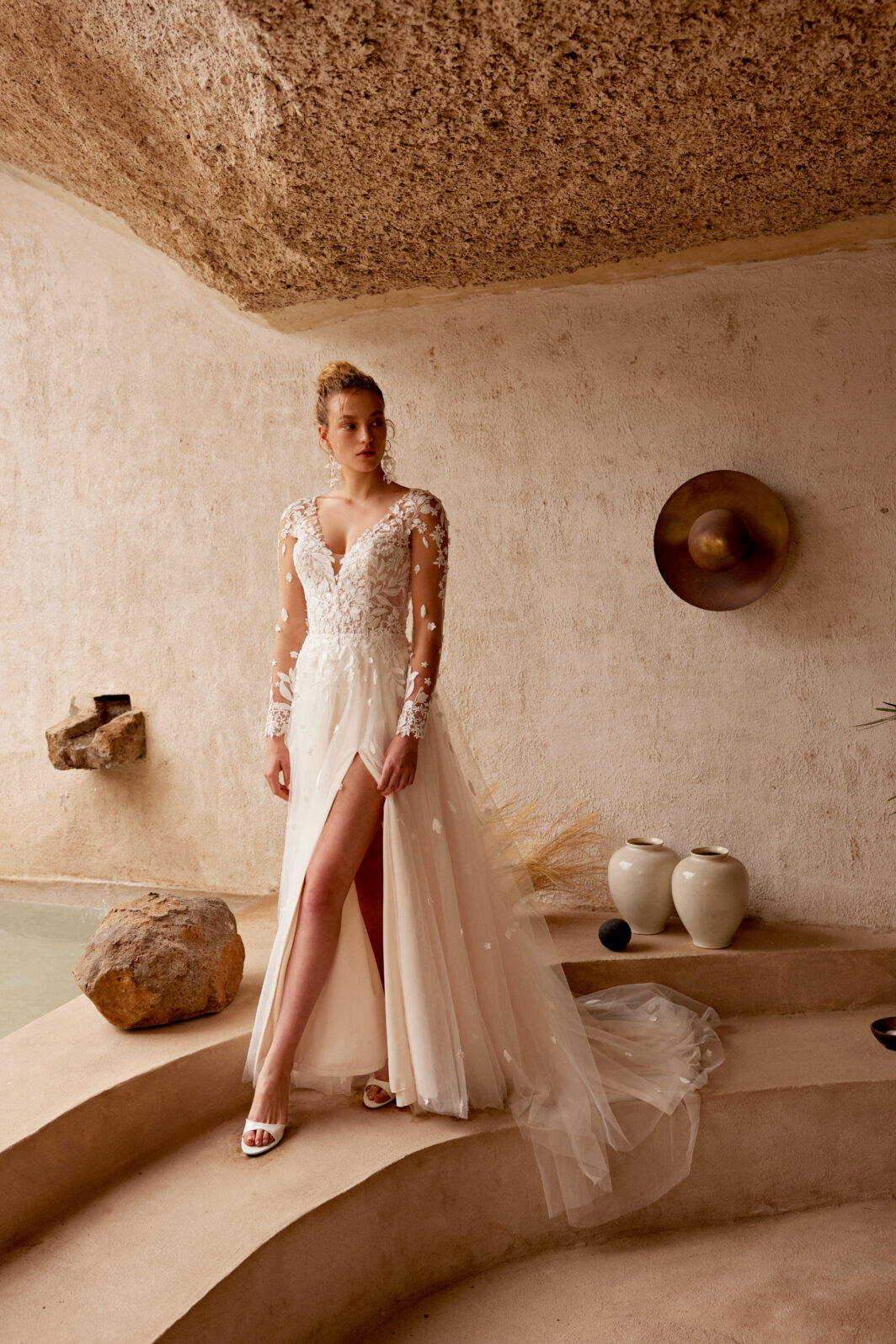 Clara - langärmliges Brautkleid mit Spitze und Schlitz