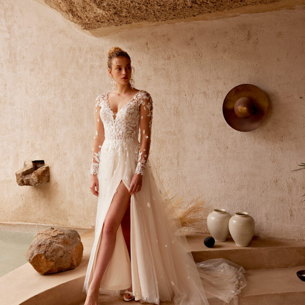 Clara - langärmliges Brautkleid mit Spitze und Schlitz