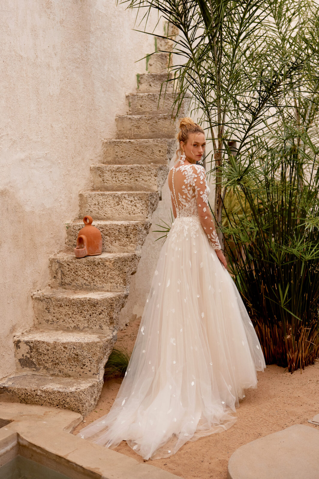 Clara - langärmliges Brautkleid mit Spitze und Schlitz – Bild 2