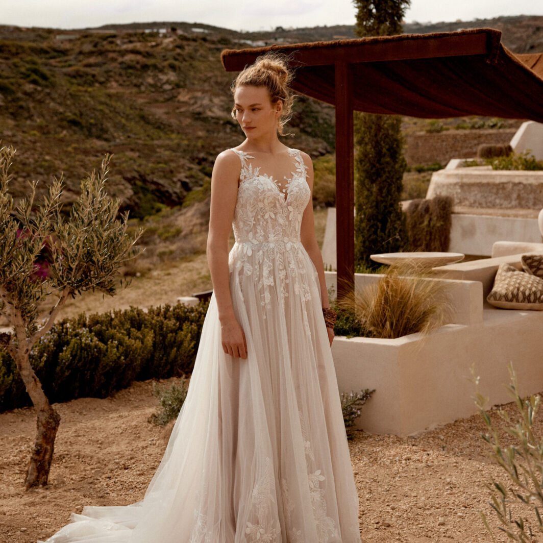 Kalea - Brautkleid mit Kopfleiste und Spitze