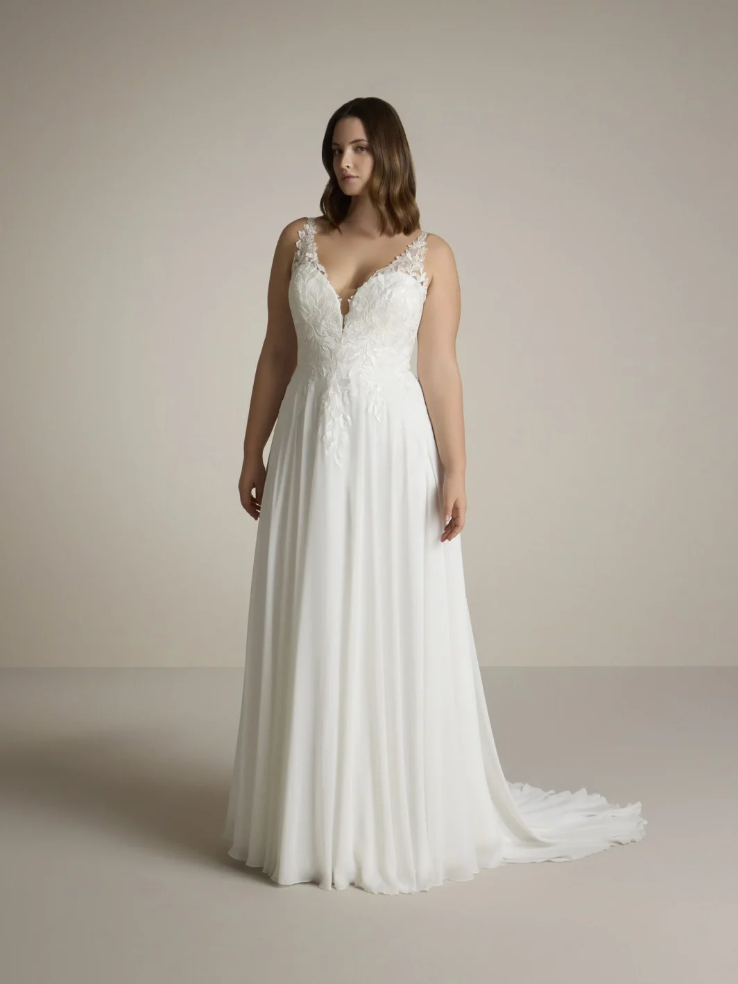 Daria - fließendes Brautkleid mit Blätterspitze und breiten Trägern