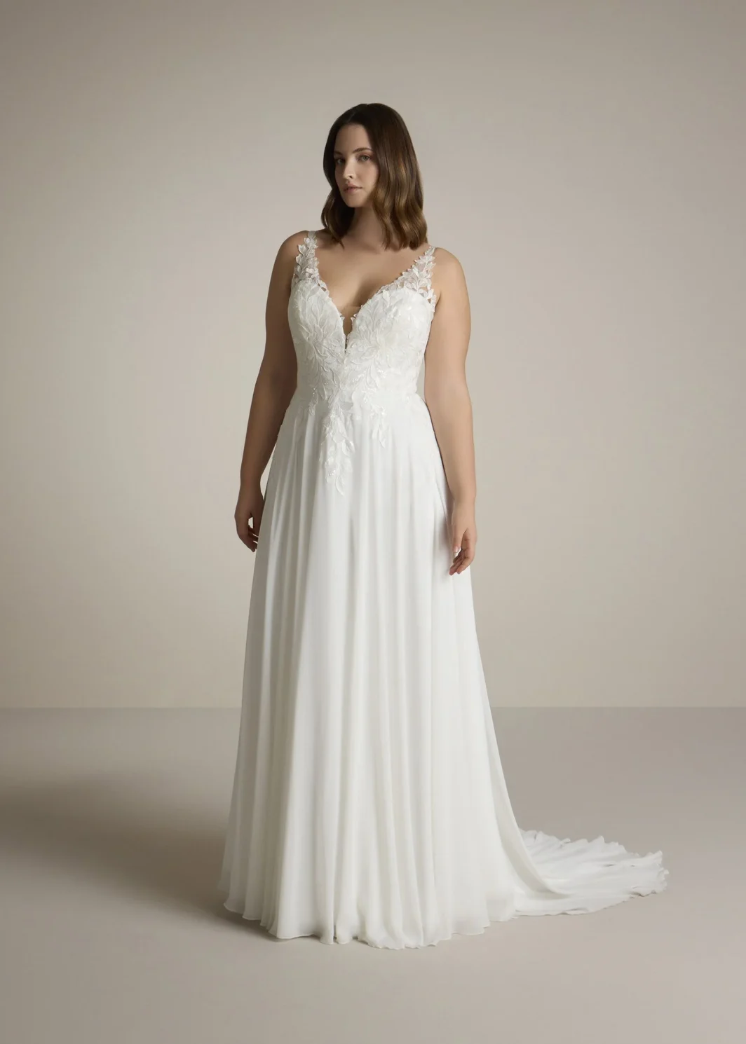 Daria - fließendes Brautkleid mit Blätterspitze und breiten Trägern