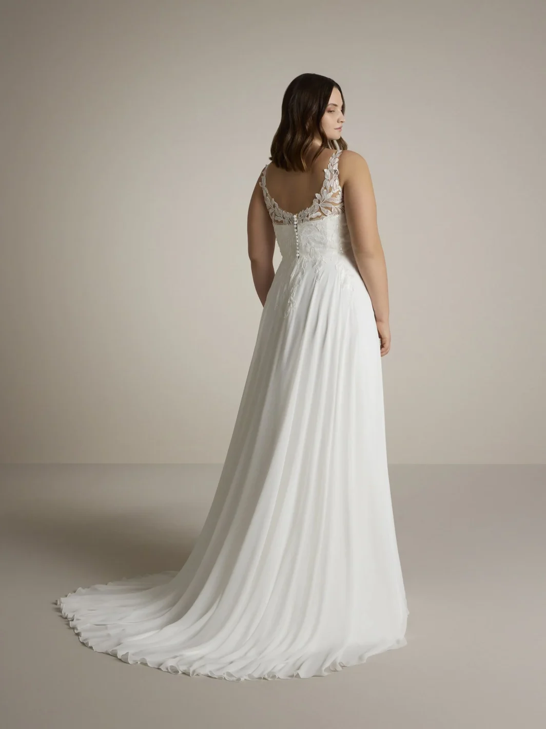 Daria - fließendes Brautkleid mit Blätterspitze und breiten Trägern – Bild 2