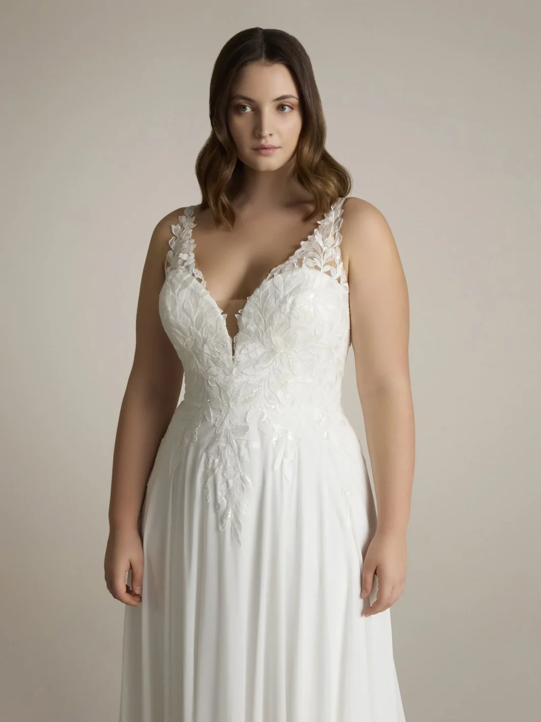 Daria - fließendes Brautkleid mit Blätterspitze und breiten Trägern – Bild 3