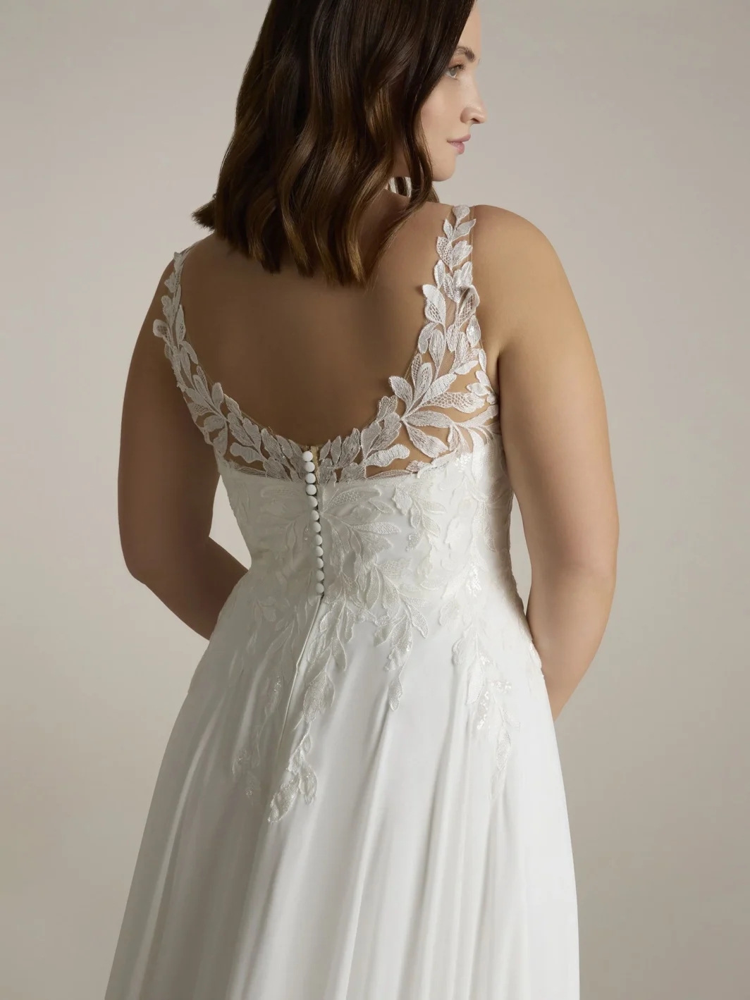 Daria - fließendes Brautkleid mit Blätterspitze und breiten Trägern – Bild 4