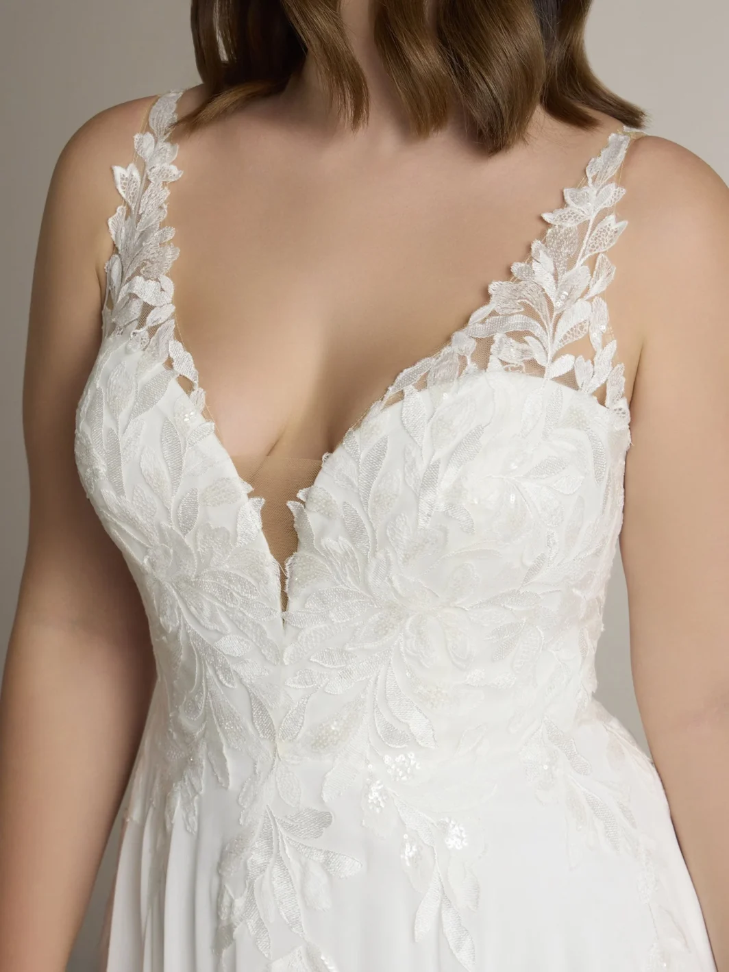 Daria - fließendes Brautkleid mit Blätterspitze und breiten Trägern – Bild 5