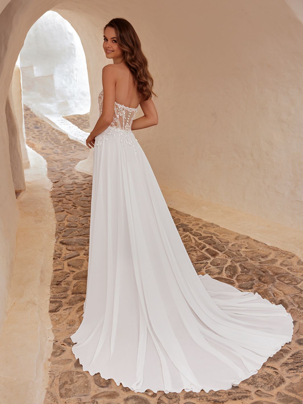 Farina - leichtes Brautkleid mit 3D Spitze, Glitzer und Schlitz – Bild 2