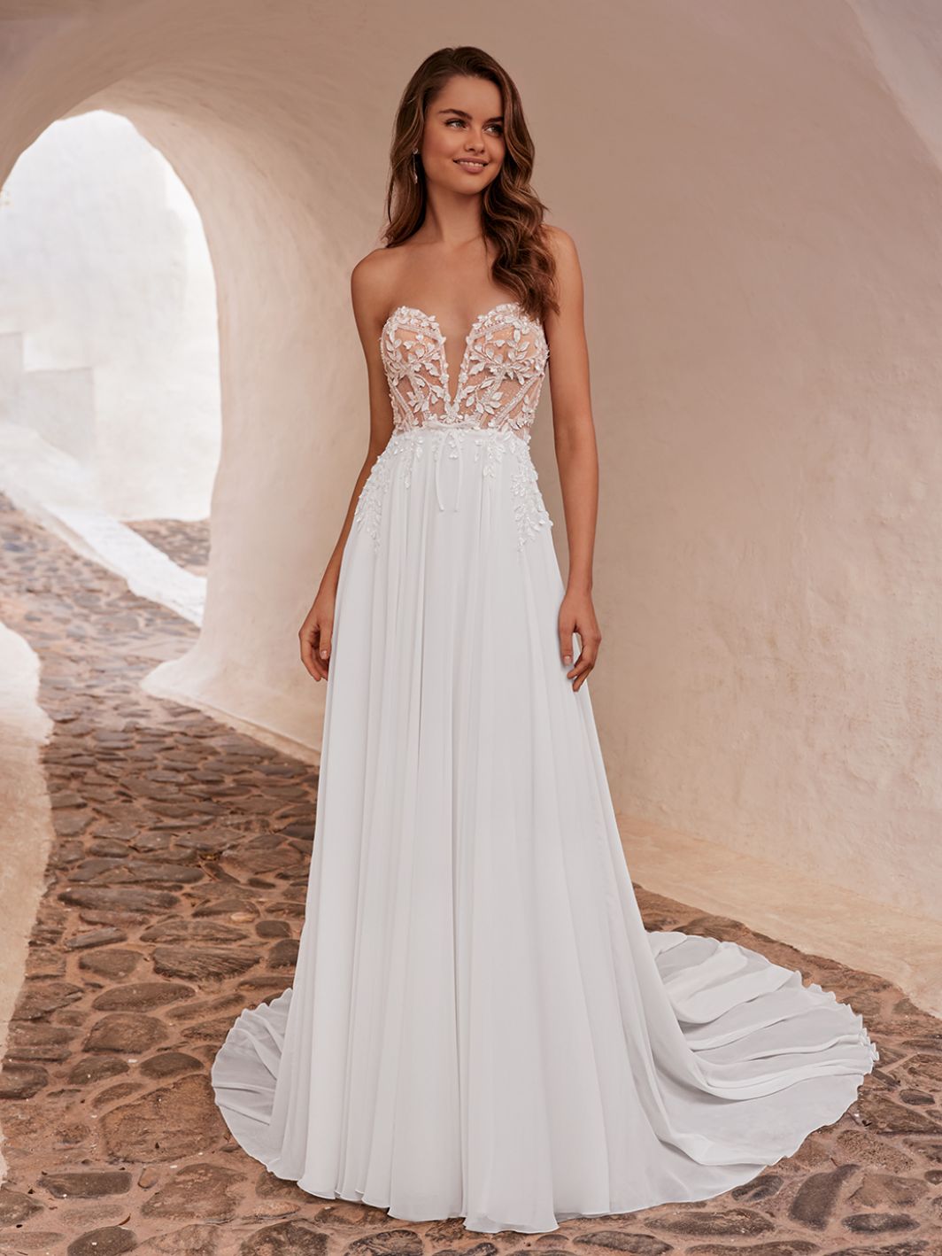 Farina - leichtes Brautkleid mit 3D Spitze, Glitzer und Schlitz – Bild 5