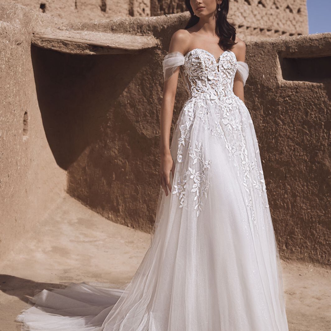 Riley - moderne, trägerlose A-Linie mit Spitze und Glitzer