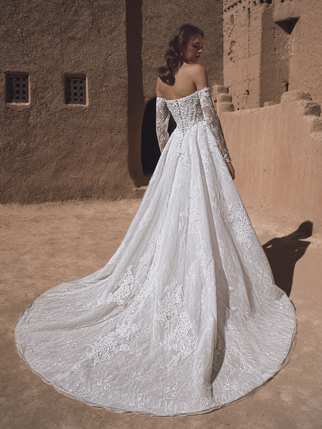 Paloma - Brautkleid mit all-over Spitze und Perlendetails – Bild 2