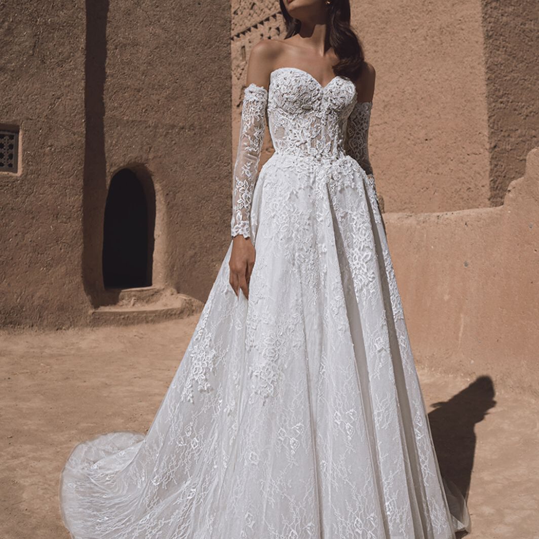 Paloma - Brautkleid mit all-over Spitze und Perlendetails