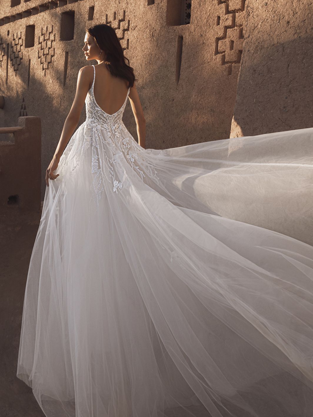 Perla - Brautkleid mit viel Glitzer und tiefem Ausschnitt – Bild 2