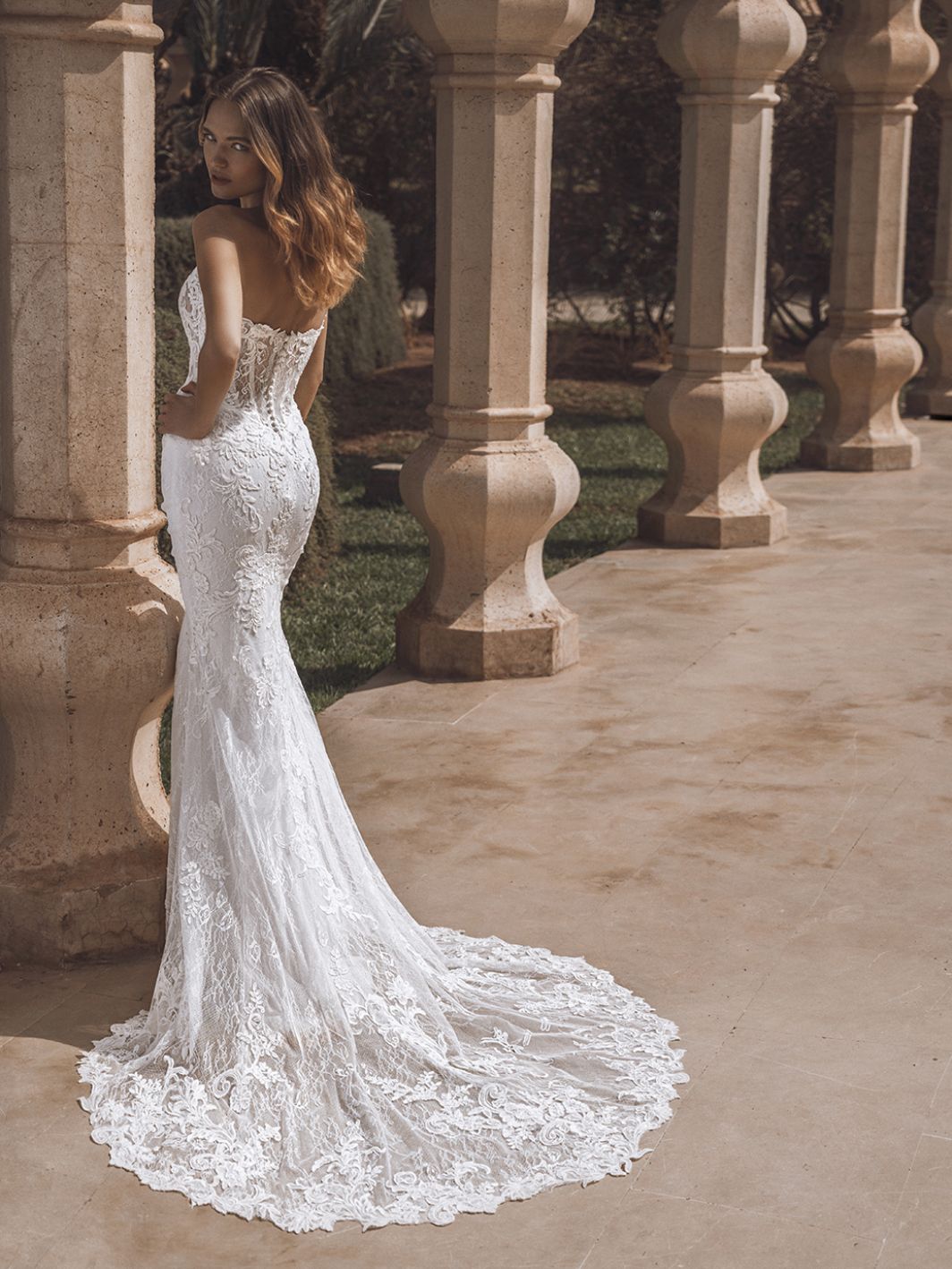 Raissa - figurbetontes Brautkleid mit Spitze und Überrock – Bild 4