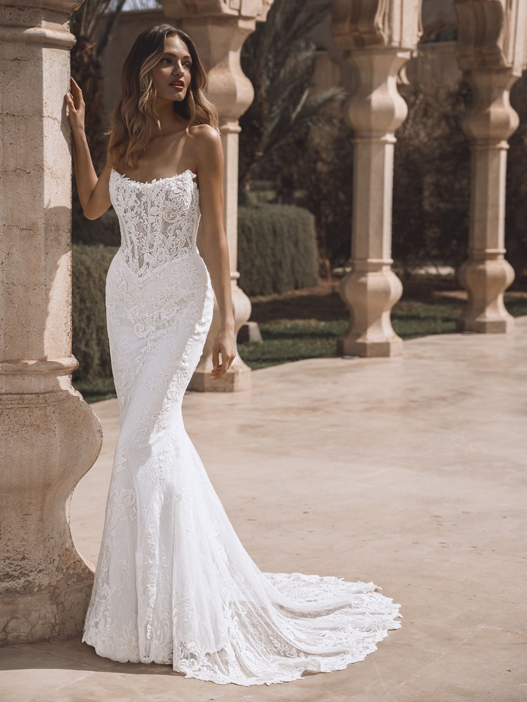 Raissa - figurbetontes Brautkleid mit Spitze und Überrock – Bild 3