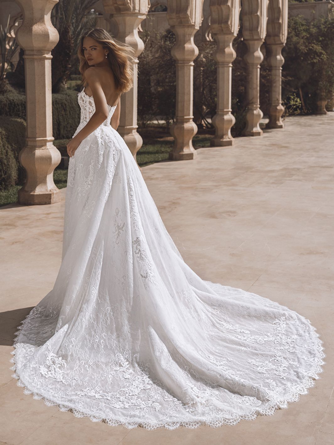 Raissa - figurbetontes Brautkleid mit Spitze und Überrock – Bild 2