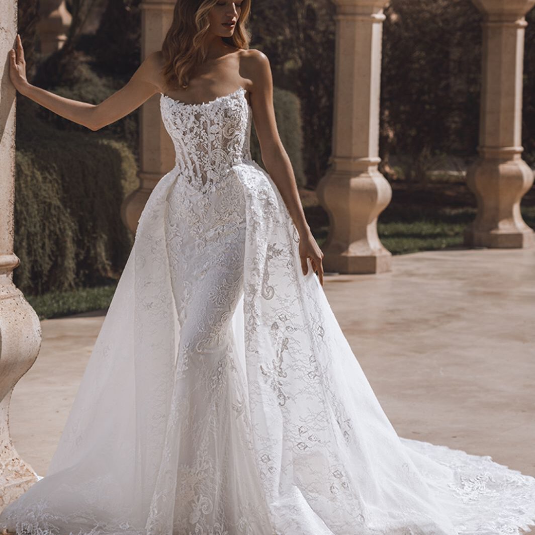 Raissa - figurbetontes Brautkleid mit Spitze und Überrock