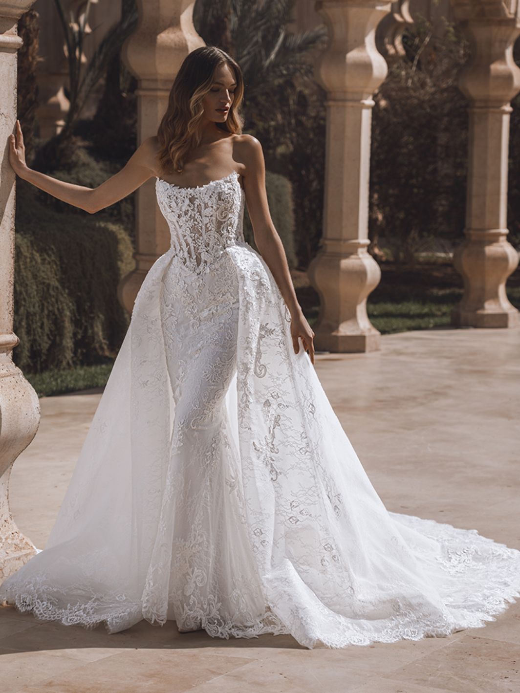 Raissa - figurbetontes Brautkleid mit Spitze und Überrock