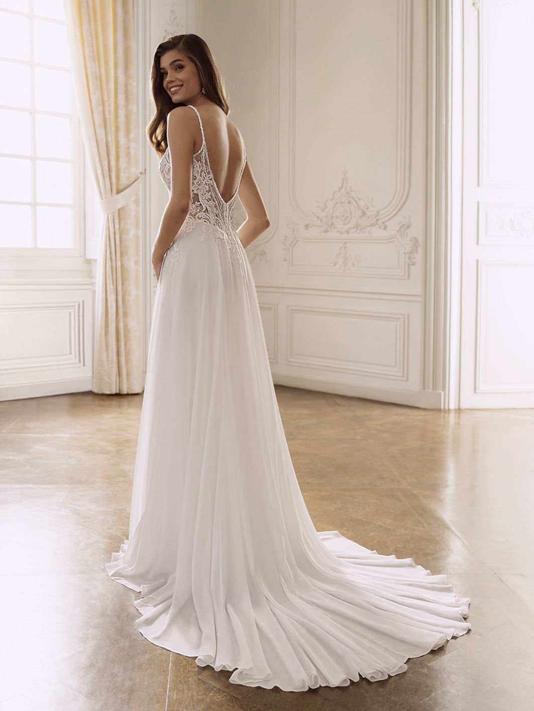 Carly - leichtes Brautkleid mit Glitzer und Schlitz – Bild 2