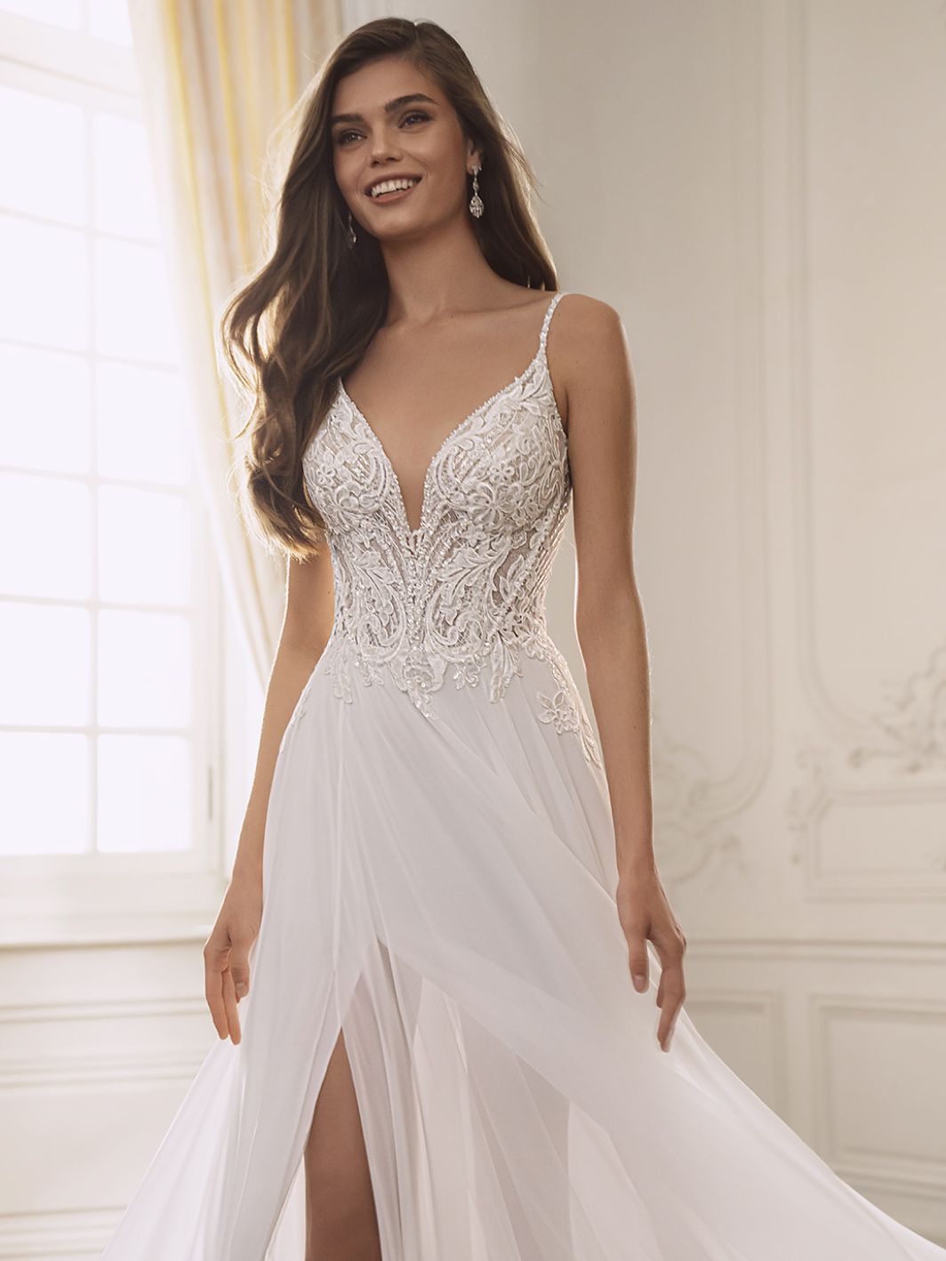Carly - leichtes Brautkleid mit Glitzer und Schlitz – Bild 3