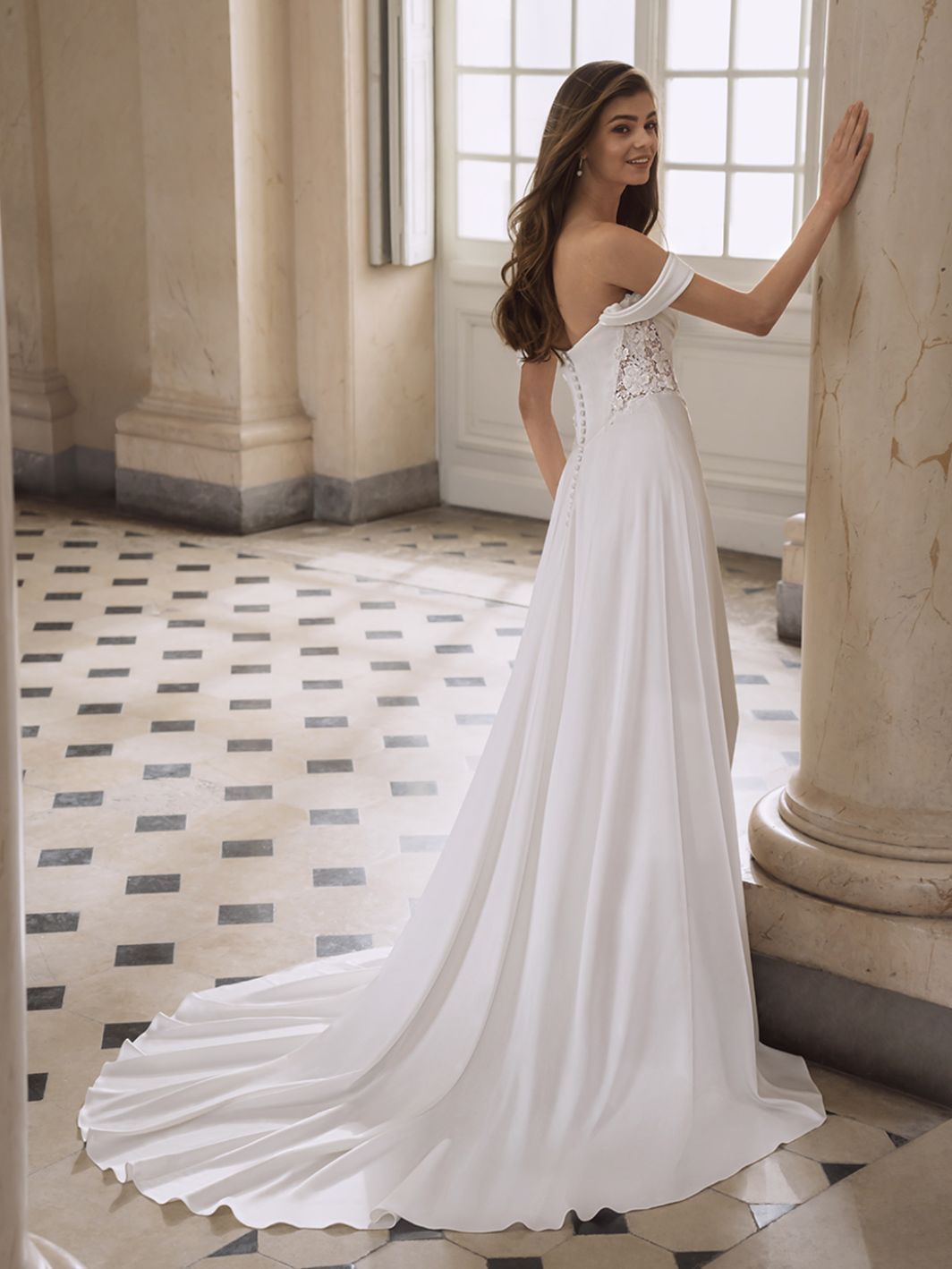 Orabella - fließendes Brautkleid mit Glitzer und Spitzendetails – Bild 2