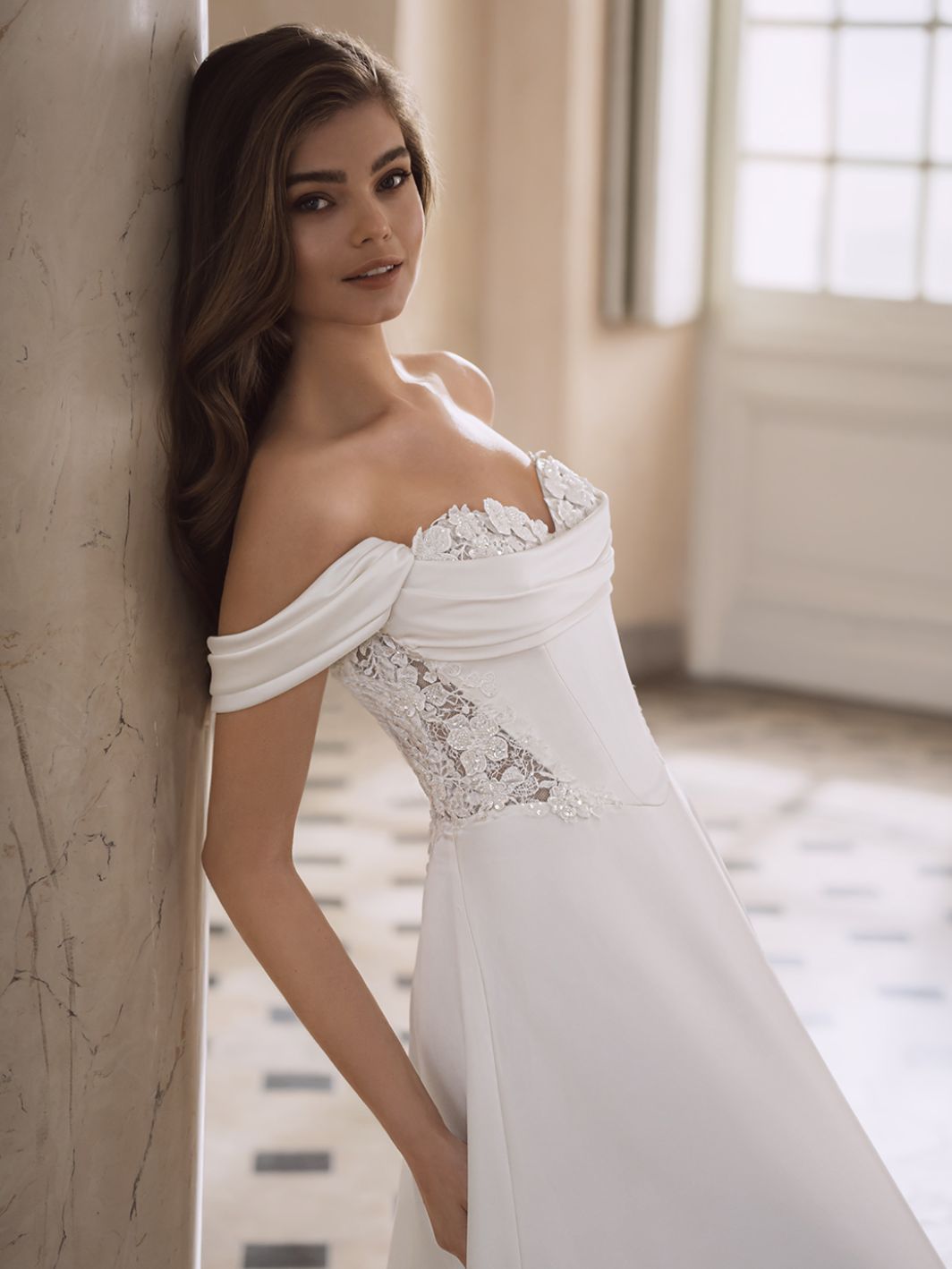 Orabella - fließendes Brautkleid mit Glitzer und Spitzendetails – Bild 3
