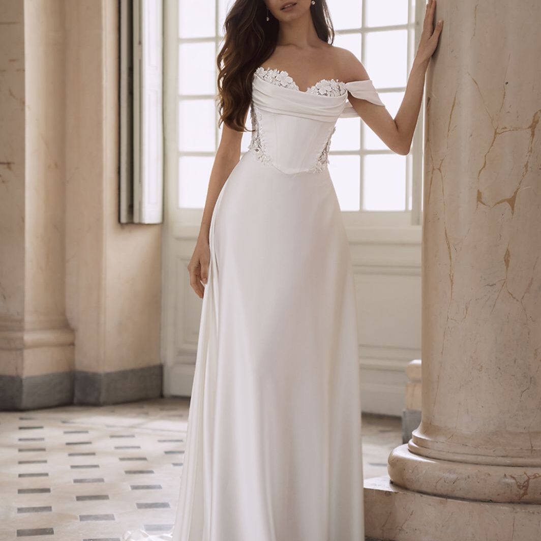 Orabella - fließendes Brautkleid mit Glitzer und Spitzendetails