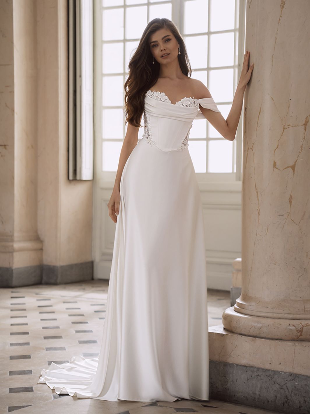 Orabella - fließendes Brautkleid mit Glitzer und Spitzendetails