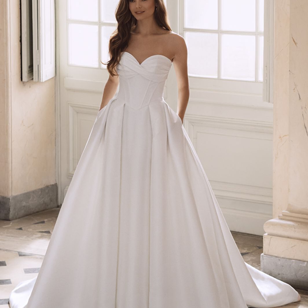 Noelle - cleanes Brautkleid mit Herzausschnitt und Carmenträger