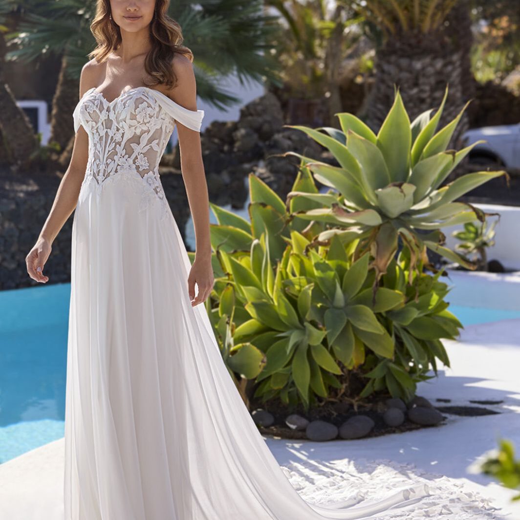 Bailey - fließendes Brautkleid mit Carmenträgern und Spitze