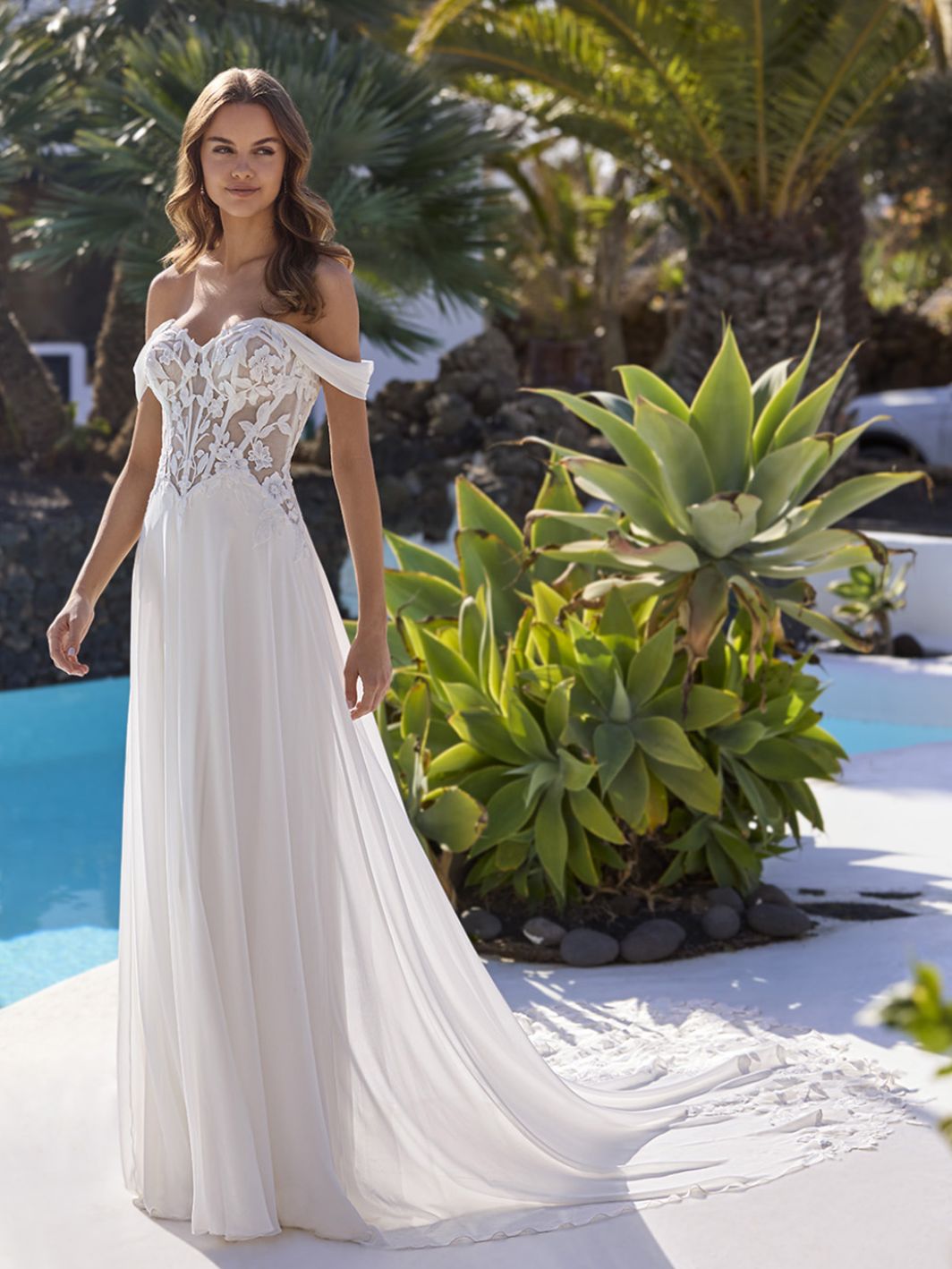 *COMING SOON* fließendes Brautkleid mit Carmenträgern und Spitze