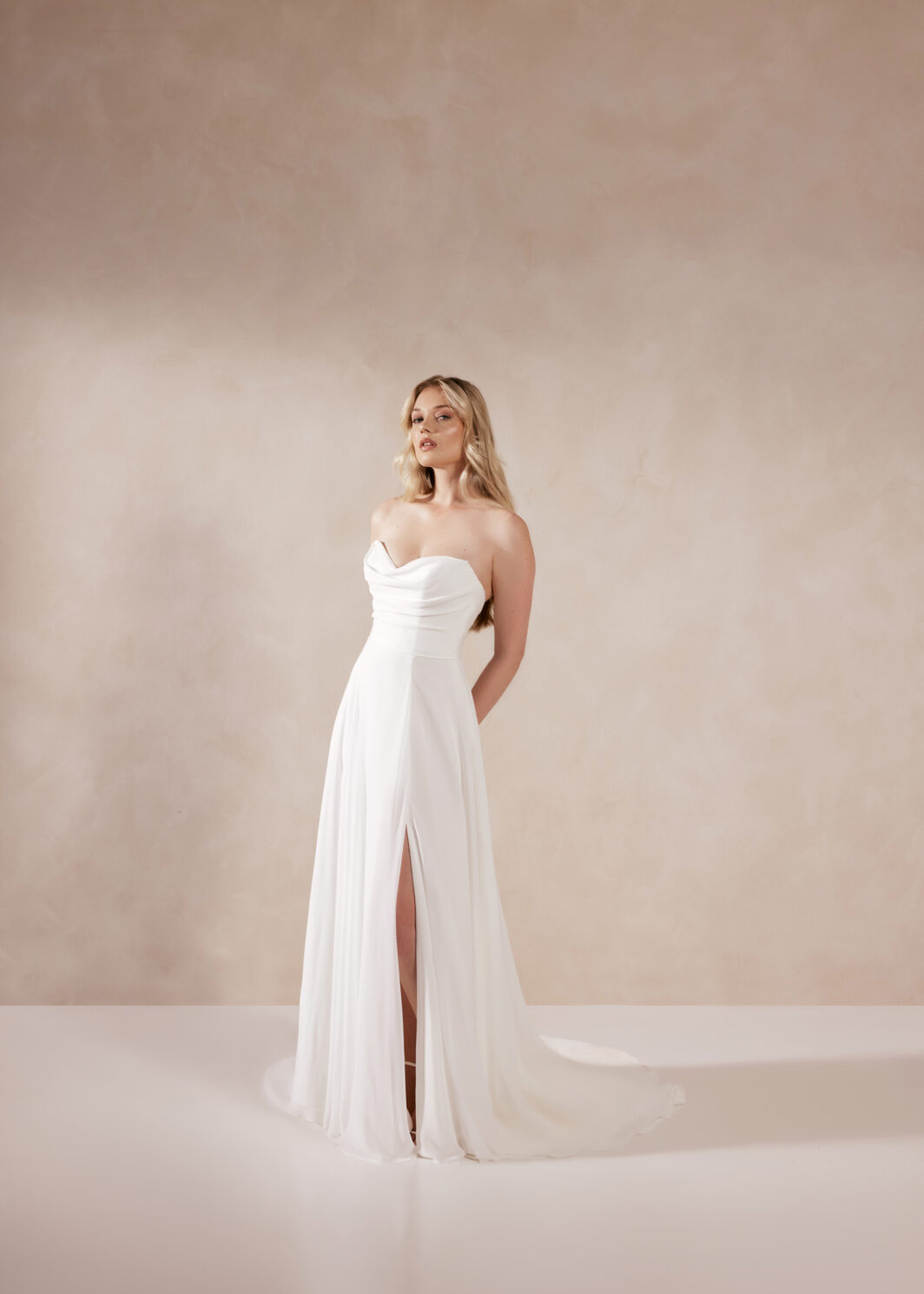 *COMING SOON* schlichtes Brautkleid mit Herzausschnitt und Schlitz