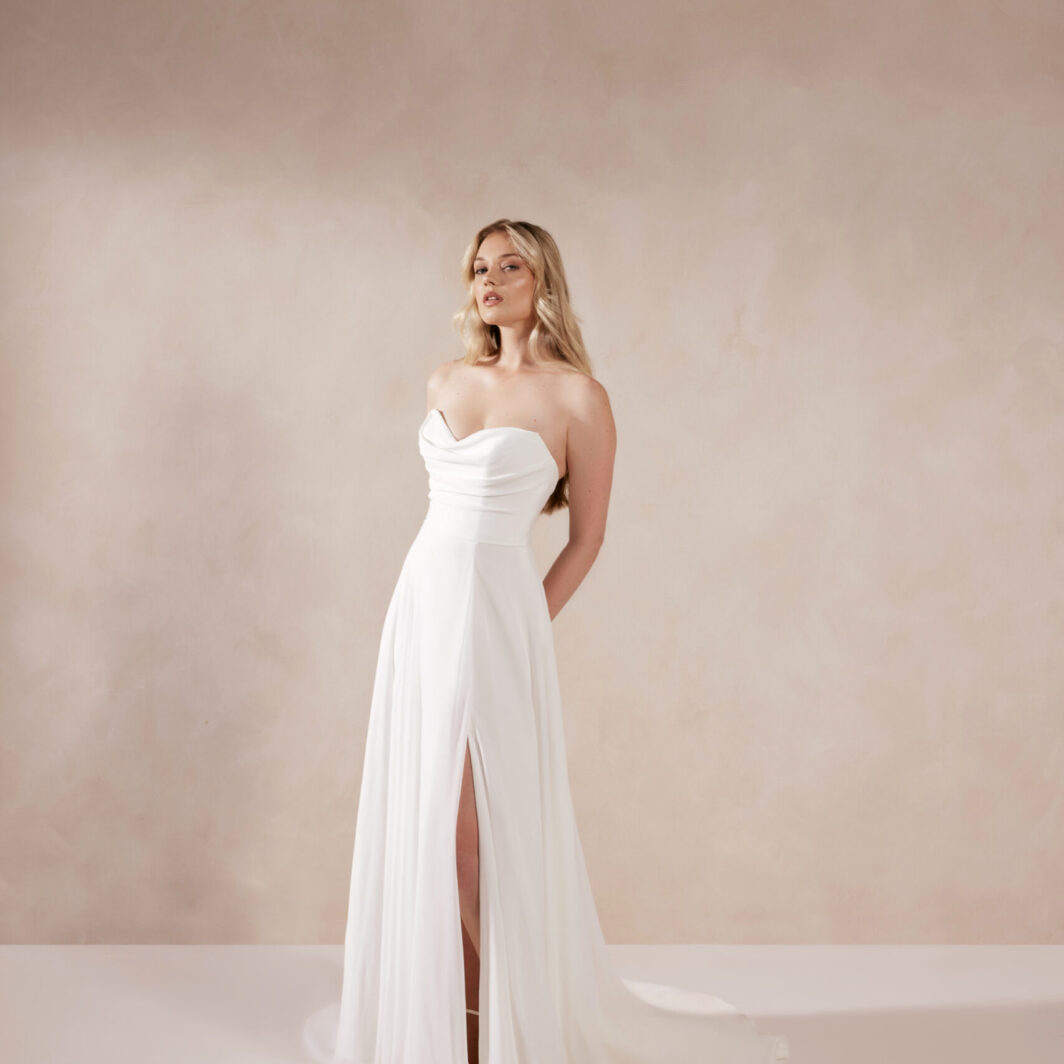 Keana - schlichtes Brautkleid mit Herzausschnitt und Schlitz