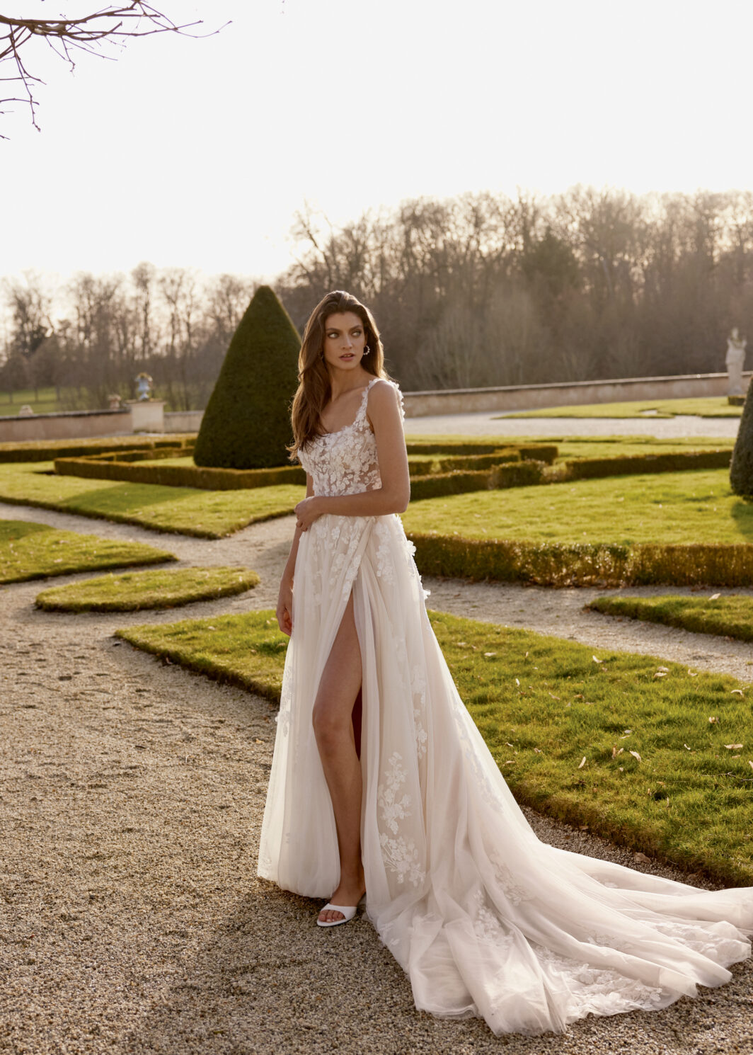 *COMING SOON* leichtes Brautkleid mit 3D-Blüten und geradem Ausschnitt