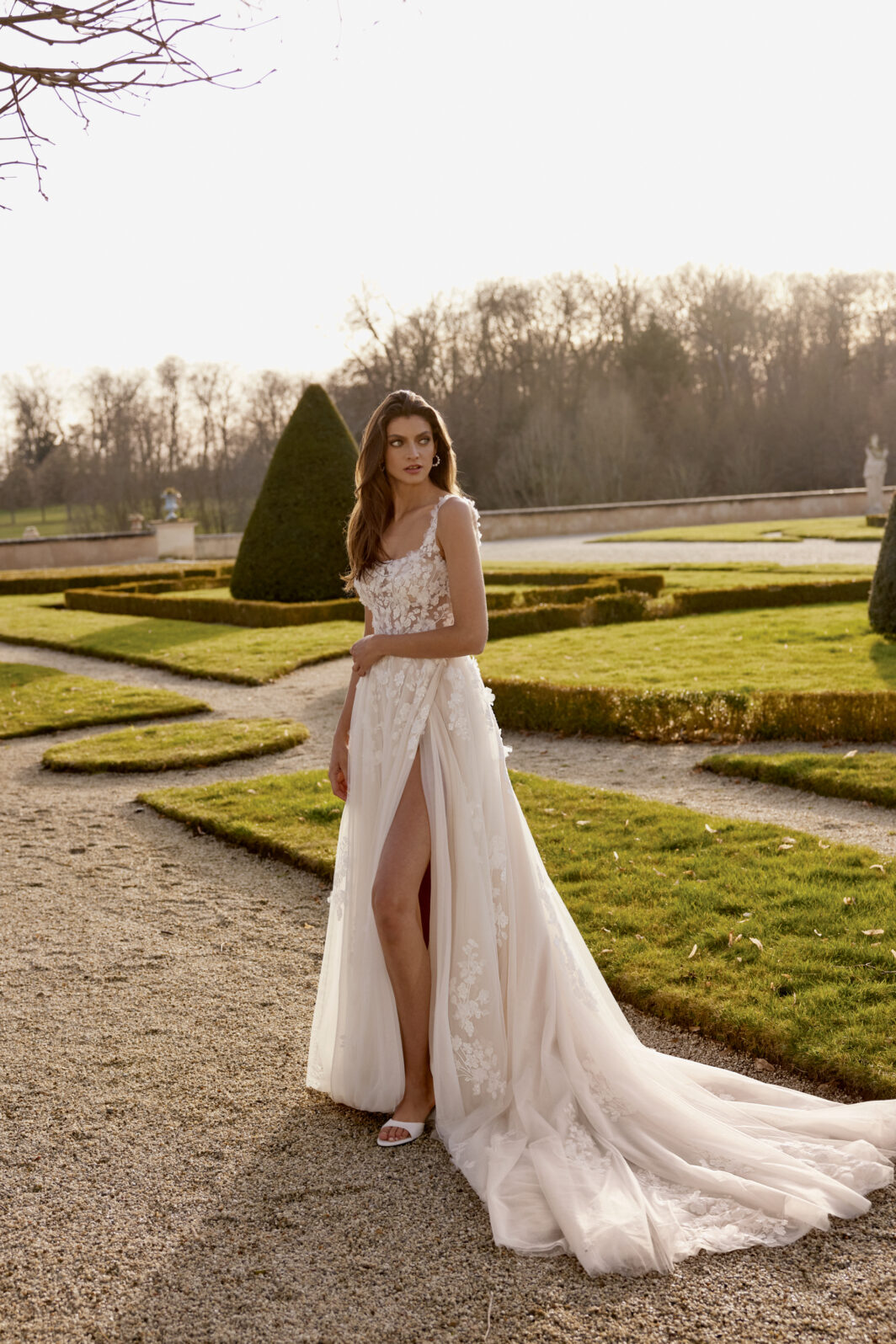 *COMING SOON* leichtes Brautkleid mit 3D-Blüten und geradem Ausschnitt