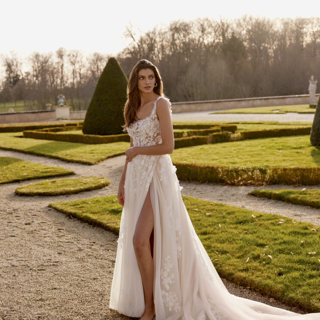 Lola - leichtes Brautkleid mit 3D-Blüten und geradem Ausschnitt