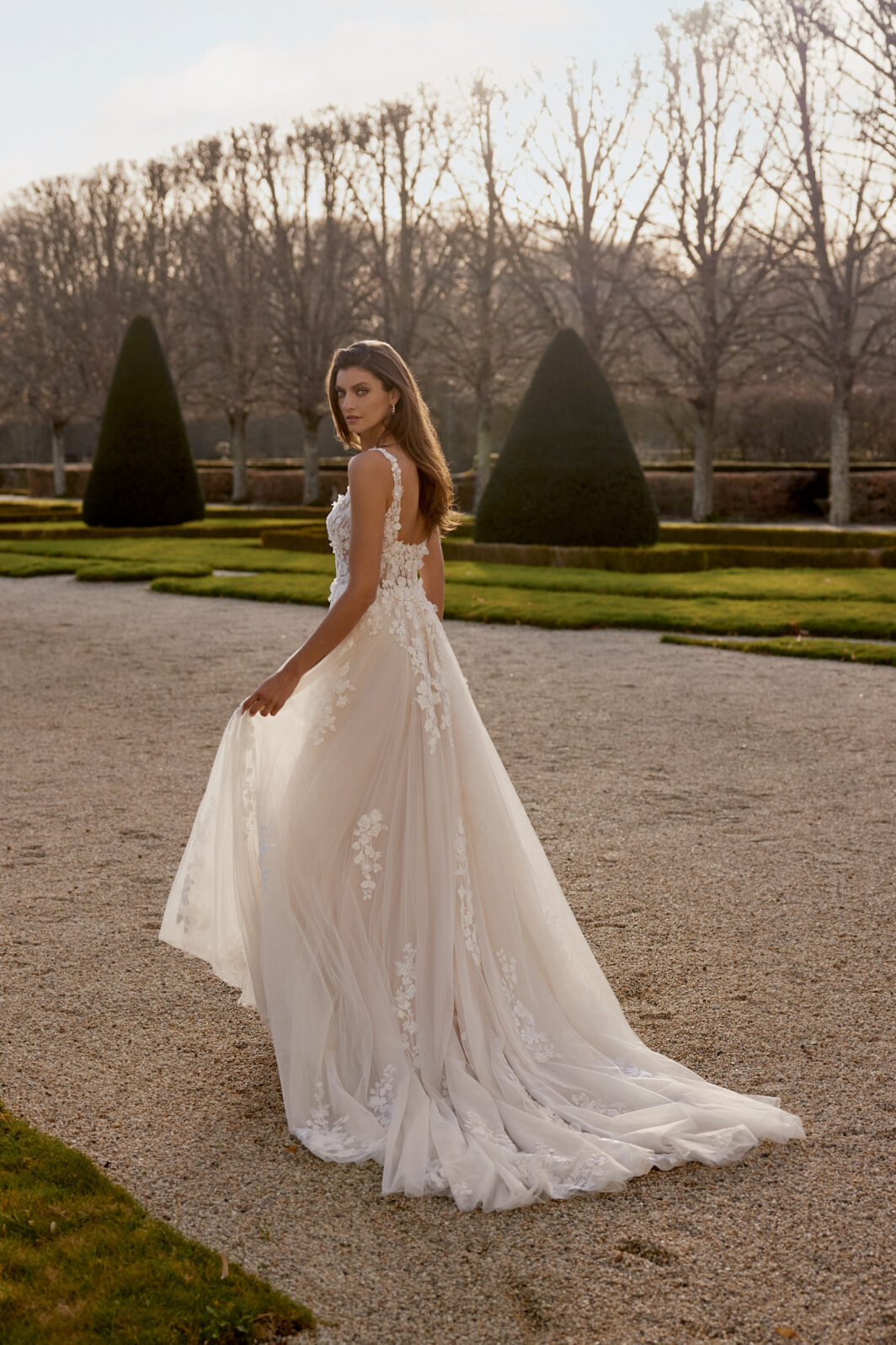 *COMING SOON* leichtes Brautkleid mit 3D-Blüten und geradem Ausschnitt – Bild 2