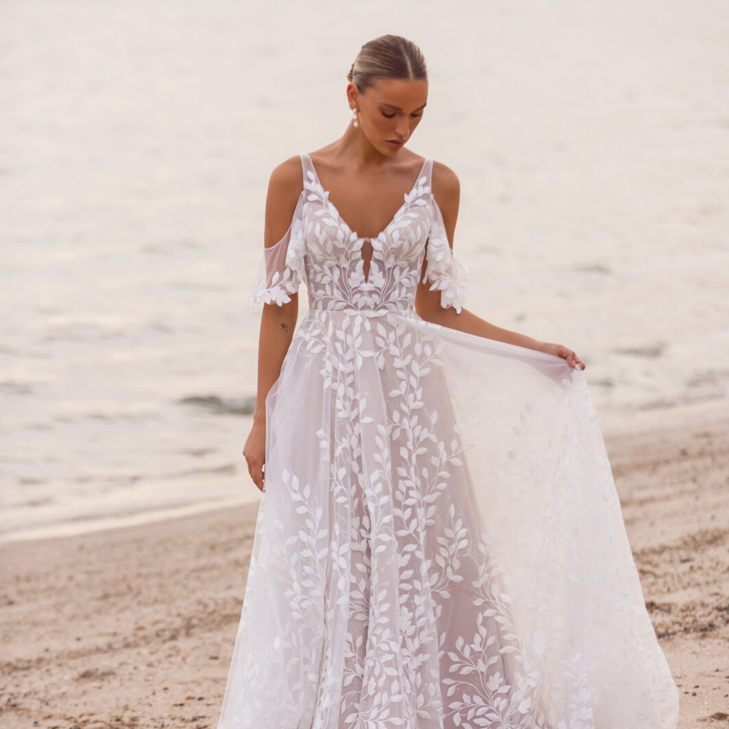 Jaya - A-Linie mit breiten Trägern und viel Blätterspitze